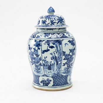 A large blue and white porcelain urn with cover, China, around 1900.