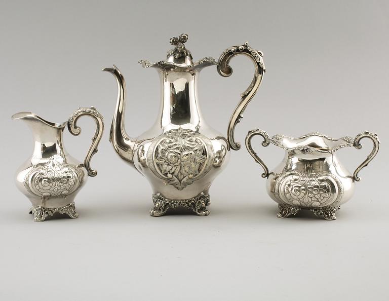 SOCKERSKÅL och GRÄDDKANNA, silver samt KAFFEKANNA, nysilver, GAB, 1910/11. Vikt utan kaffekanna ca 700 gram.