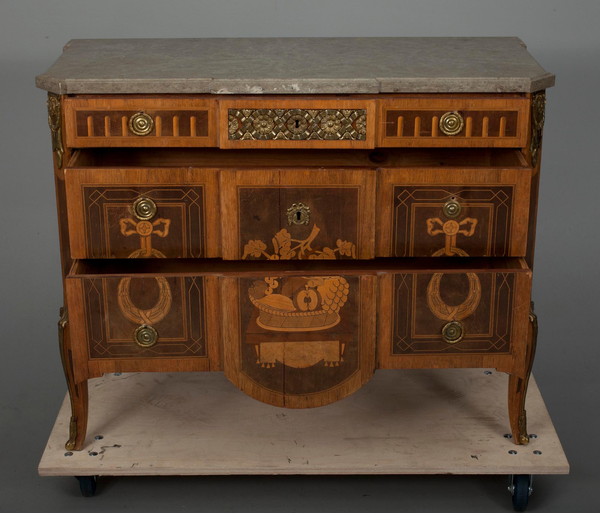 BYRÅ, gustaviansk stil, 1800-talets slut.