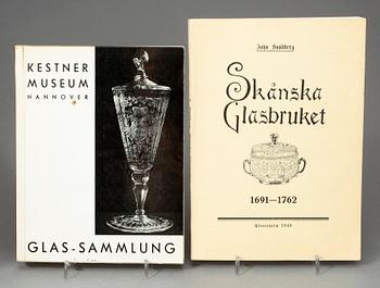 BÖCKER, 9 stycken, främst antikt tenn och glas.