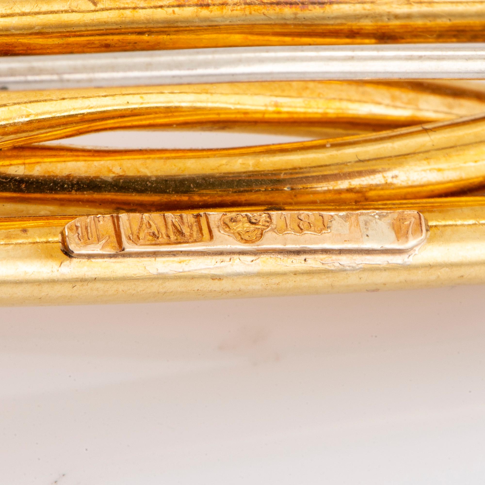 18K gold brooch.
