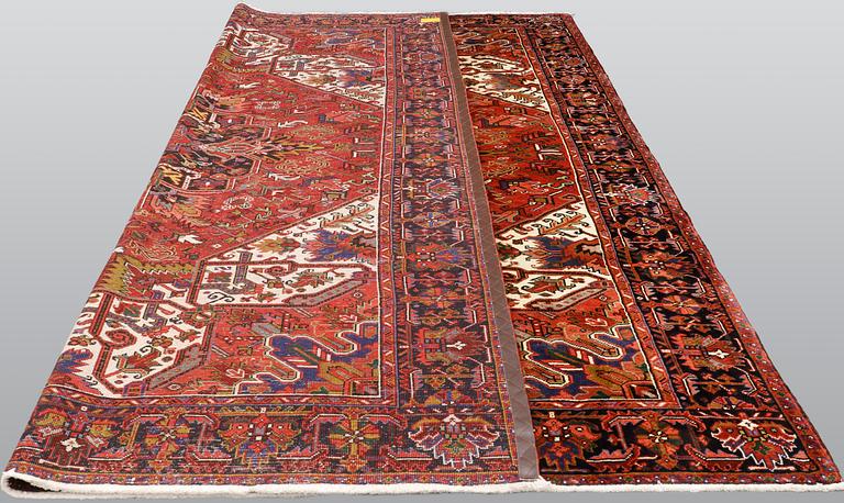 A Heriz/Gorovan carpet, ca 338 x 273 cm.