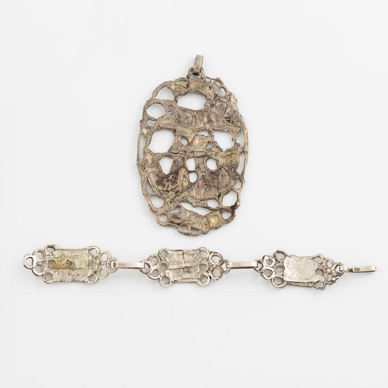 Lars Arby, ett hänge och ett armband, silver, Göteborg 1977 och 1982.