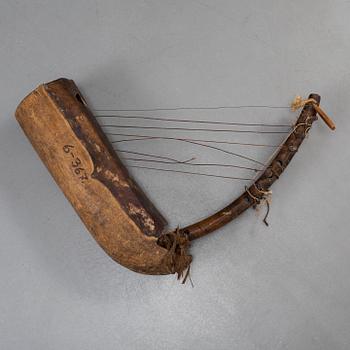 A STRING INSTRUMENT, wood, leather and rope, Africa first half of the 20th century, length 39,5 cm.