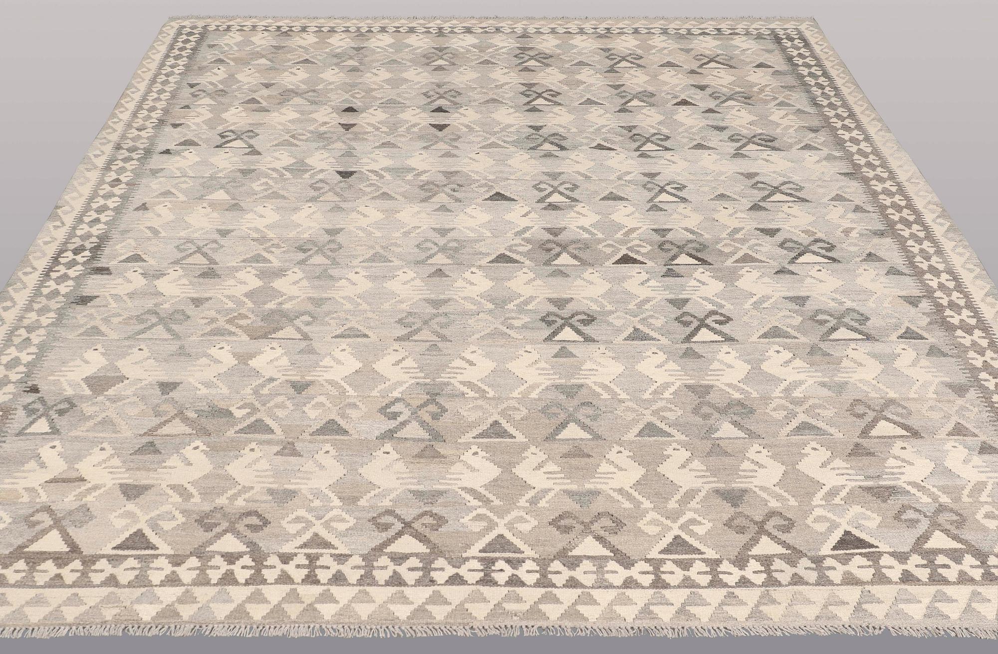 Kilim, ca 295 x 252 cm.