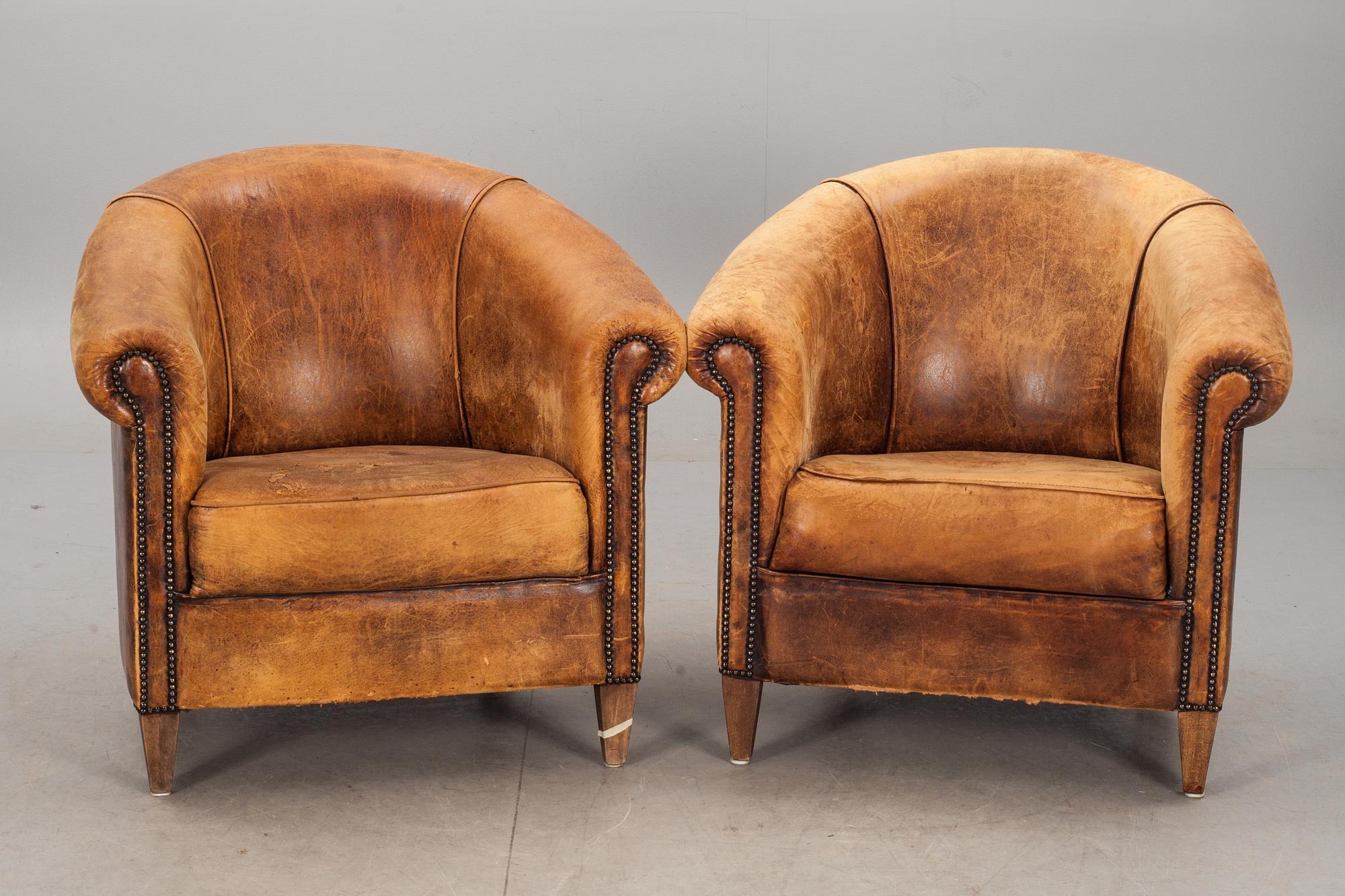 CLUBFÅTÖLJER, ett par. 1900-talets första hälft.