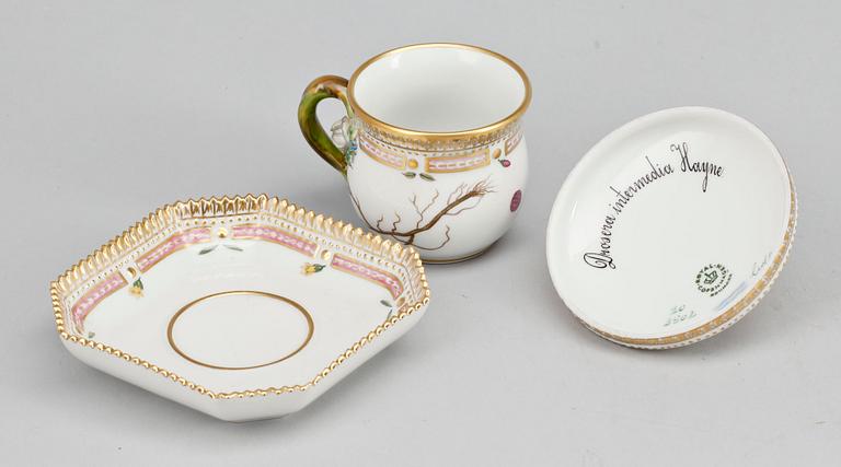 KOPP MED FAT samt LOCK TILL SOCKERSKÅL, porslin, "Flora Danica, Royal Copenhagen.
