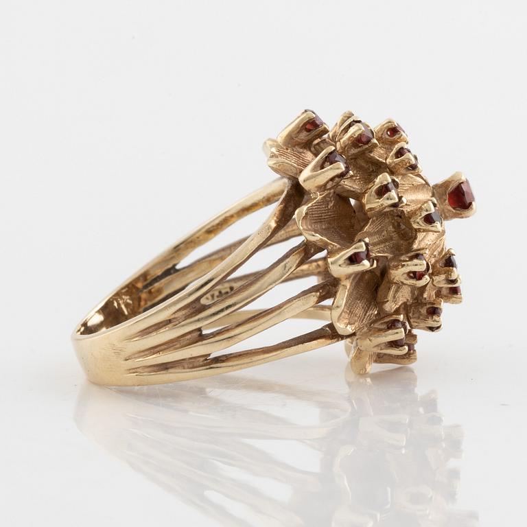 Ring, 14K guld med små granater.