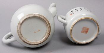 TEKANNOR, 2 st, porslin, Kina. 1900-tal.