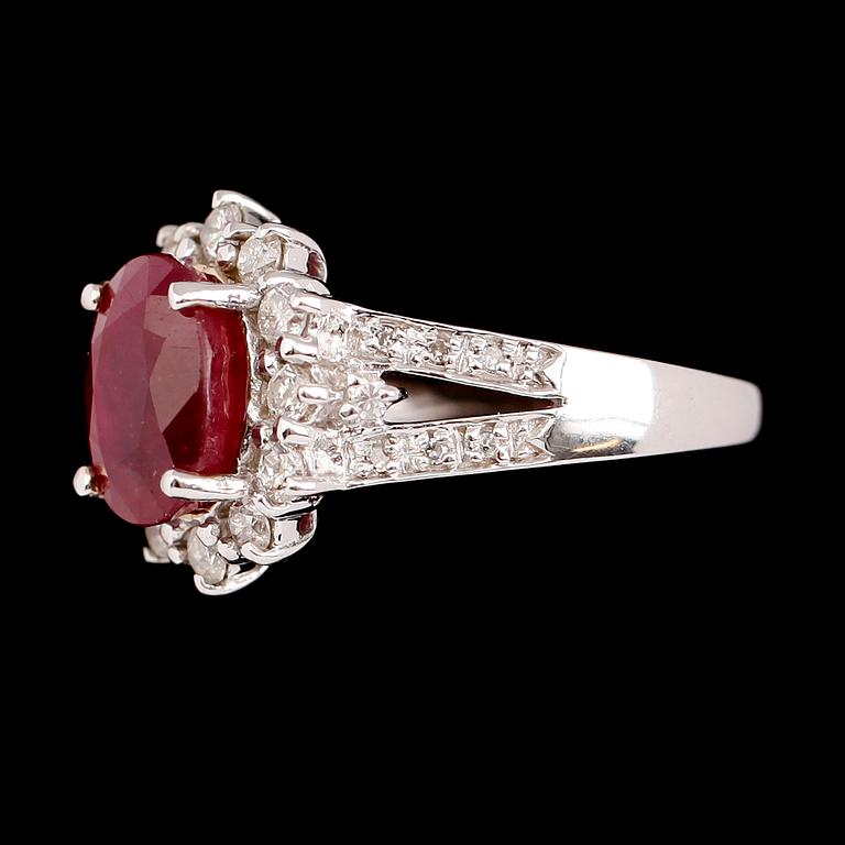 RING, 10 k vitguld, rubin 3.15 ct, briljantslipade diamanter tot 0.70 ct.
