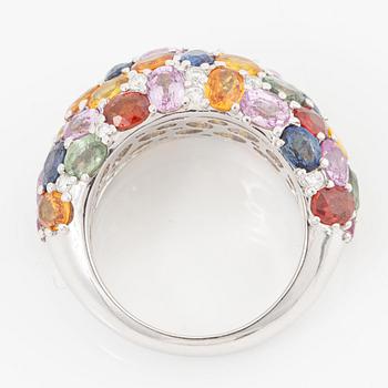 Ring, 18K white gold with multi-coloured sapphires and brilliant-cut diamonds.