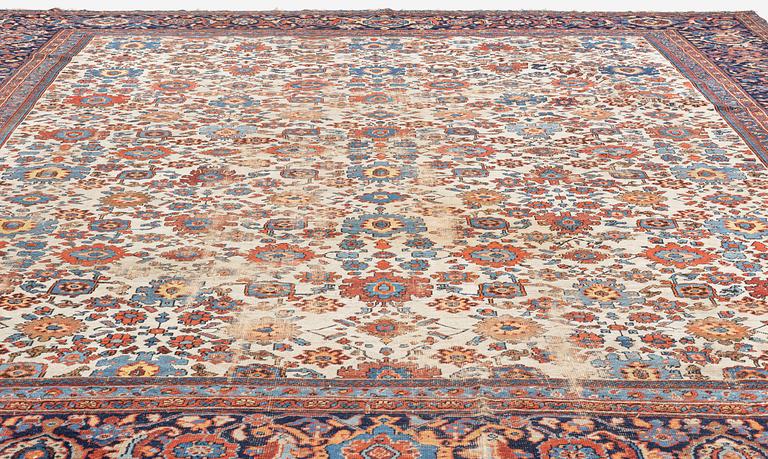 An antique 'Ziegler' carpet, Mahal/Feraghan, Sultanabad area, ca 517 x 486 cm.