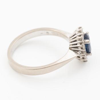 Ring 18K vitguld med blå safir och runda briljantslipade diamanter.