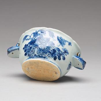 A blue and white butter tureen with cover and stand, Qing dynasty, Qianlong (1736-95).