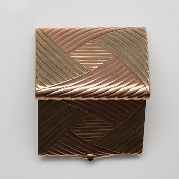 CIGARETTETUI, 3 färgat guld. Safirlås. Probermästare Jakov Ljapunov St. Petersburg 1896-1903. Vikt 132 g.