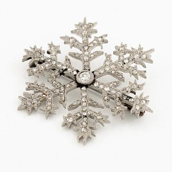 Brosch i form av en snöflinga, design av Alma Pihl, för Fabergé.