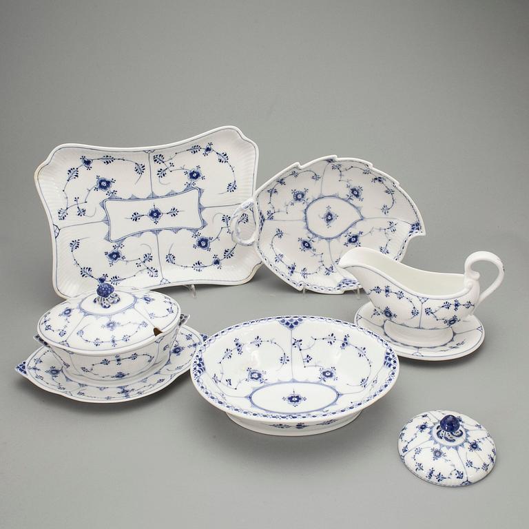 SERVISDELAR, ca 90 delar, porslin, "Musselmalet", Royal Copenhagen.