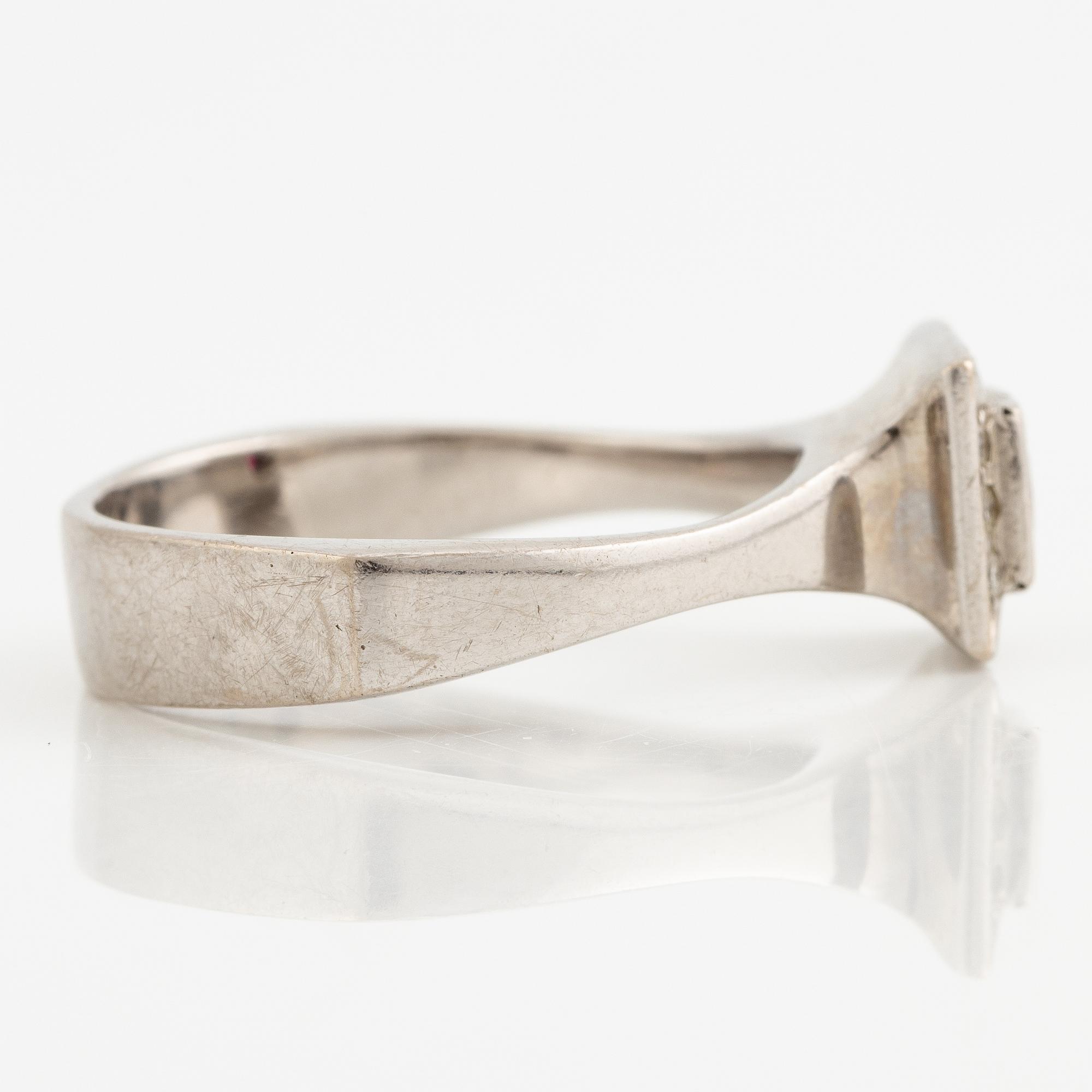 Ring, 18k white gold with a carré-cut ruby and brilliant-cut diamonds.