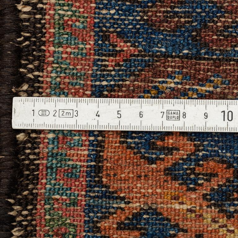 MATTO, an old Kurdish probably, ca 140,5-143,5 x 94,5-102 cm (as well as 2 cm flat weave at each end).