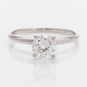 Ring, 14K vitguld, med briljantslipad diamant ca 1.02 ct. Med GIA certifikat.