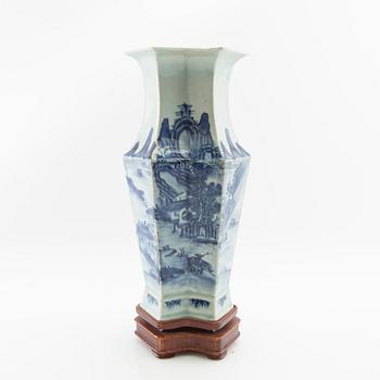 Vase, China late Qing porcelain.