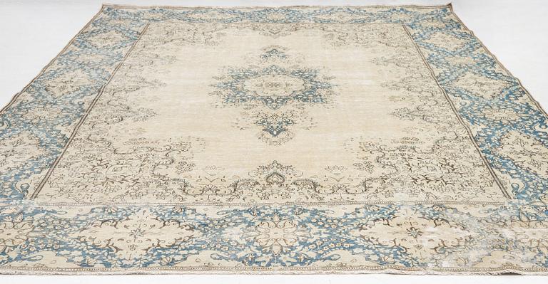 A carpet, vintage design, approx. 423 x 300 cm.