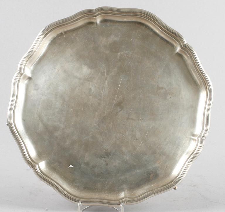 BORDSPLATAEU, silver. Sheffield, William Hutton & Sons, 1800-talets slut. 840gr.