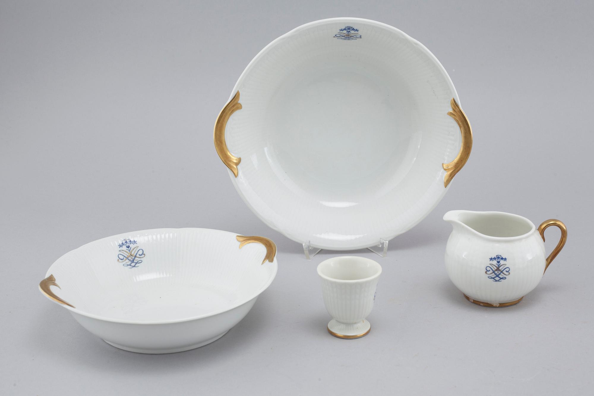 SERVIS, 119 delar, "Swedish Grace" med monogram, porslin, Rörstrand, 1900-tal.