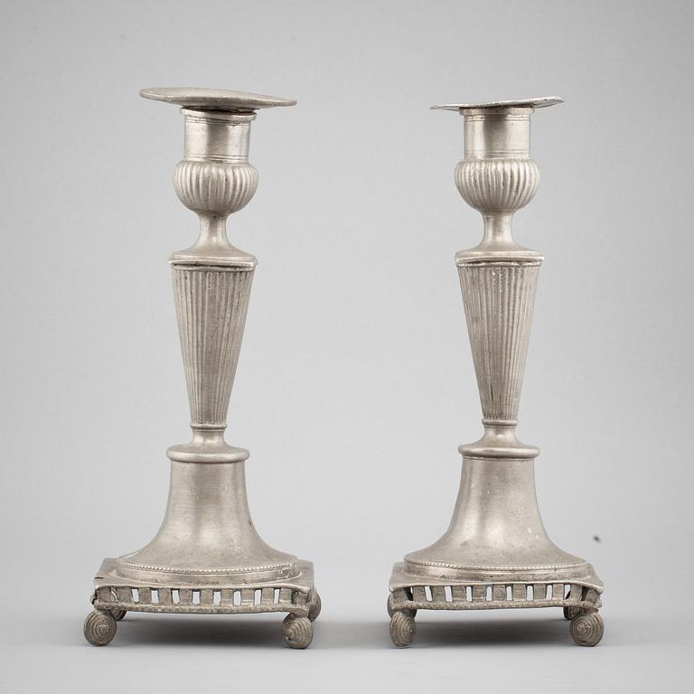 LJUSSTAKAR, ett par, tenn, Gustaf Wilhelm Lindberg, Örebro, 1800-tal.