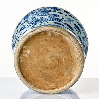 A large blue and white dragon jar, Qing dynasty, 19th Century.