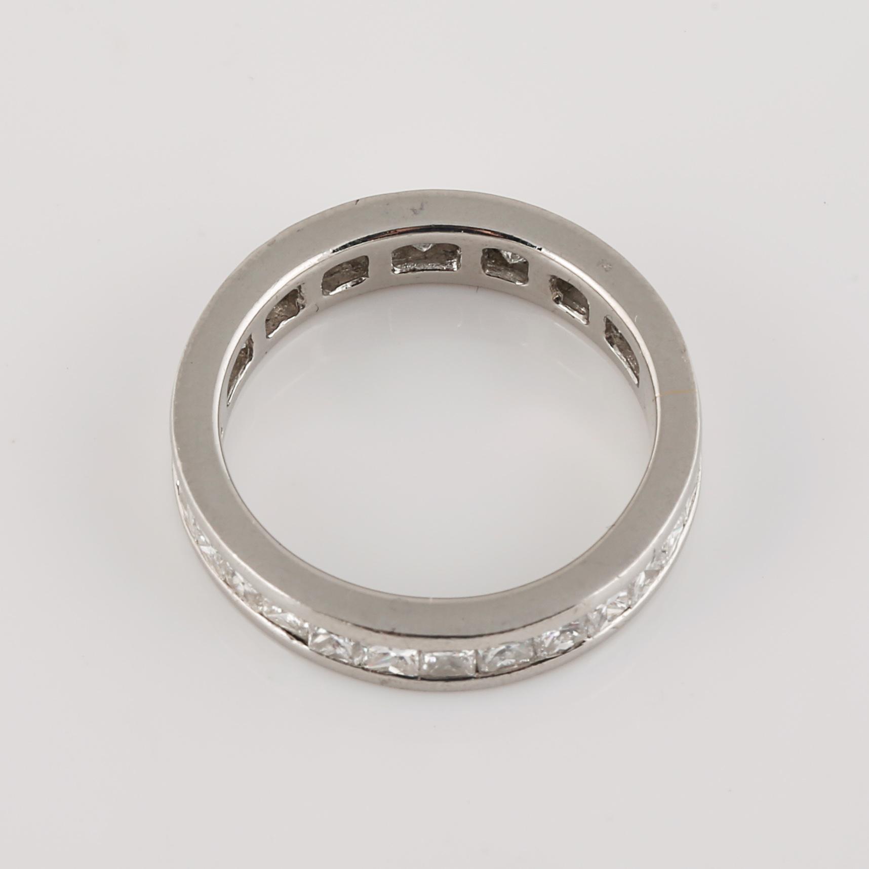 RING, platina med prinsesslipade diamanter ca 2.50 ct. Vikt 5,4 gram.