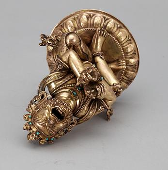 FIGURIN, förgylld brons. Buddhistisk gudom, Nepal/Tibet 1900-tal.