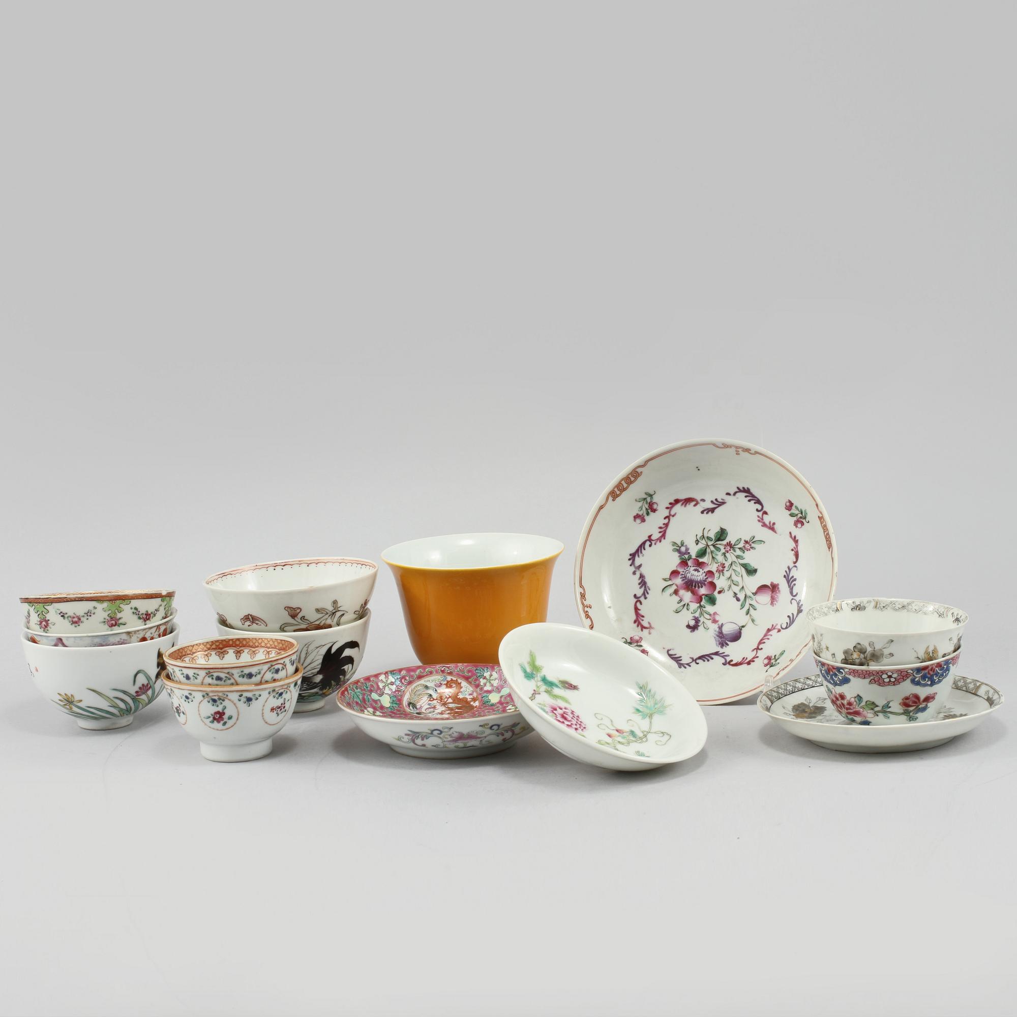 KOPPAR, 10 st samt UNDERFAT, 4 st, porslin, Kina, 1700, 1800 samt 1900-tal.