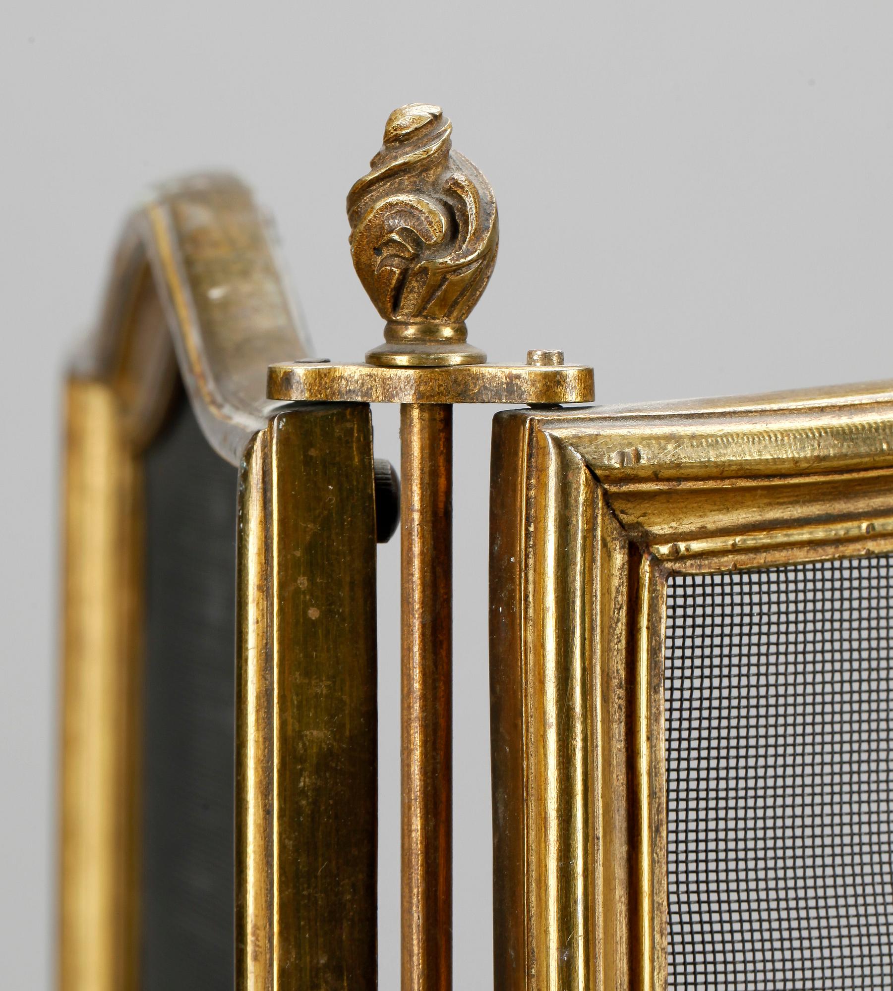 BRASSKYDD, delvis förgylld, 1800-talets andra hälft.