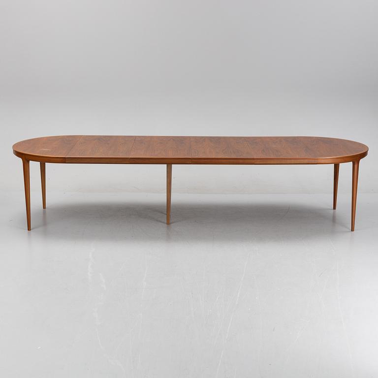A walnut dining table by Bertil Fridhagen, Bodafors, 1960's.