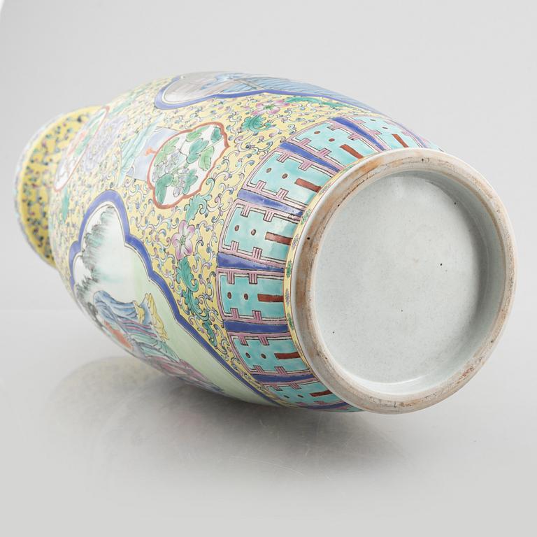 A Chinese porcelain vase, second half of te 20th century.