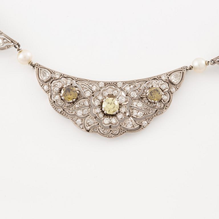 Necklace of platinum with diamonds and pearls.
