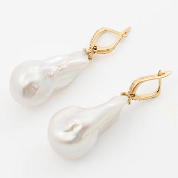A pair of earrings in 18K gold with cultured baroque freshwater pearls and round brilliant-cut diamonds.