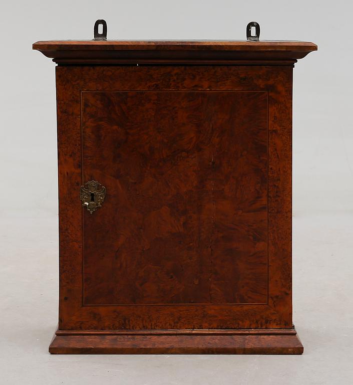 HÄNGSKÅP, senbarock, 1700-tal.