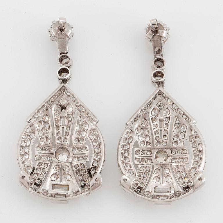 Ett par örhängen med gammalslipade diamanter vikt ca 2.00 ct samt ett par påhängen till dessa.