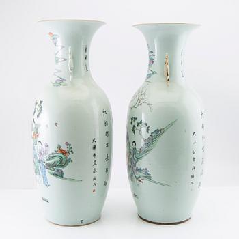 A pair of Chinese vases decorated with elegant ladies of the court, 20th century.