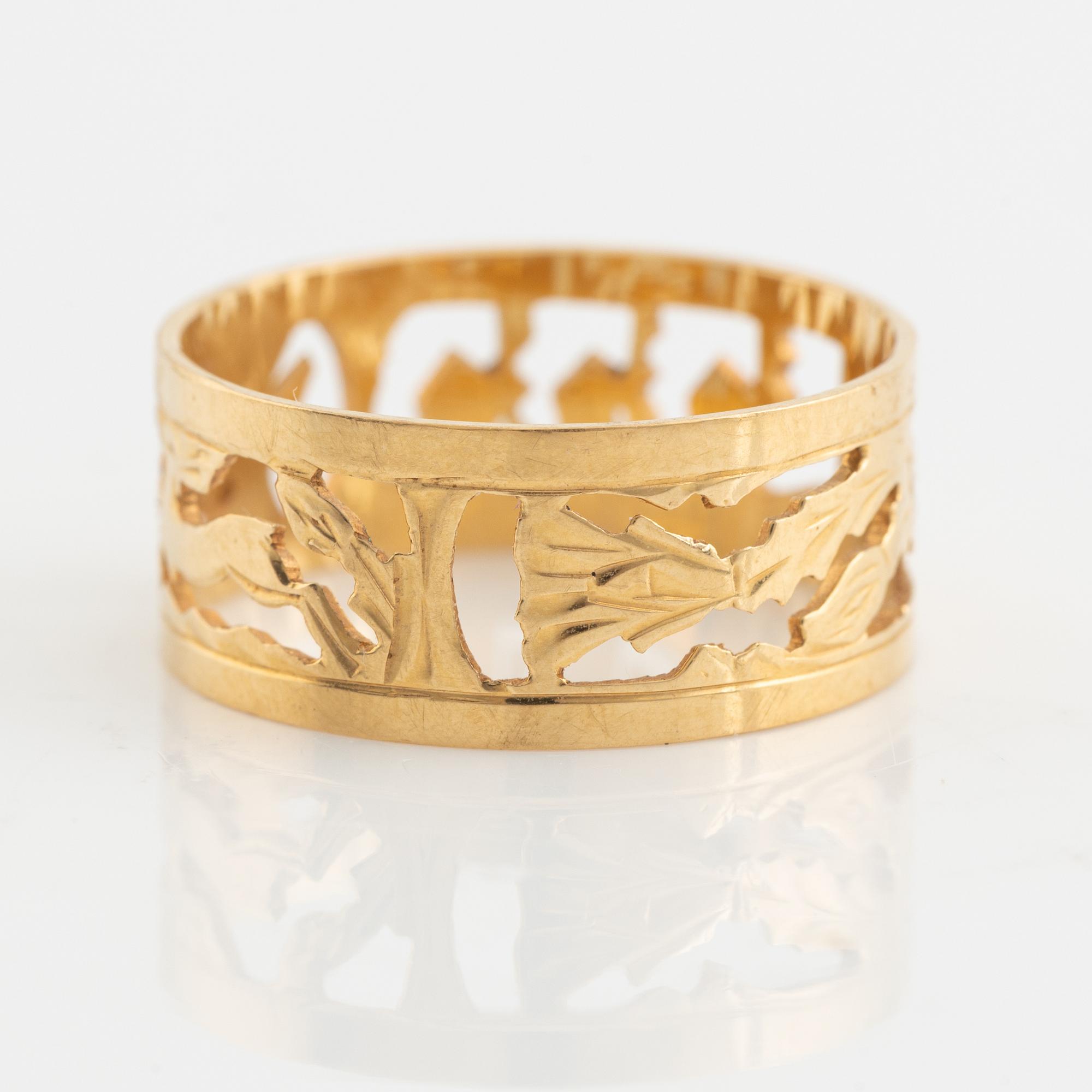18K gold ring.