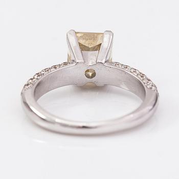 A 18K white gold ring with diamonds ca. 4.03 ct in total. With GIA certificate.