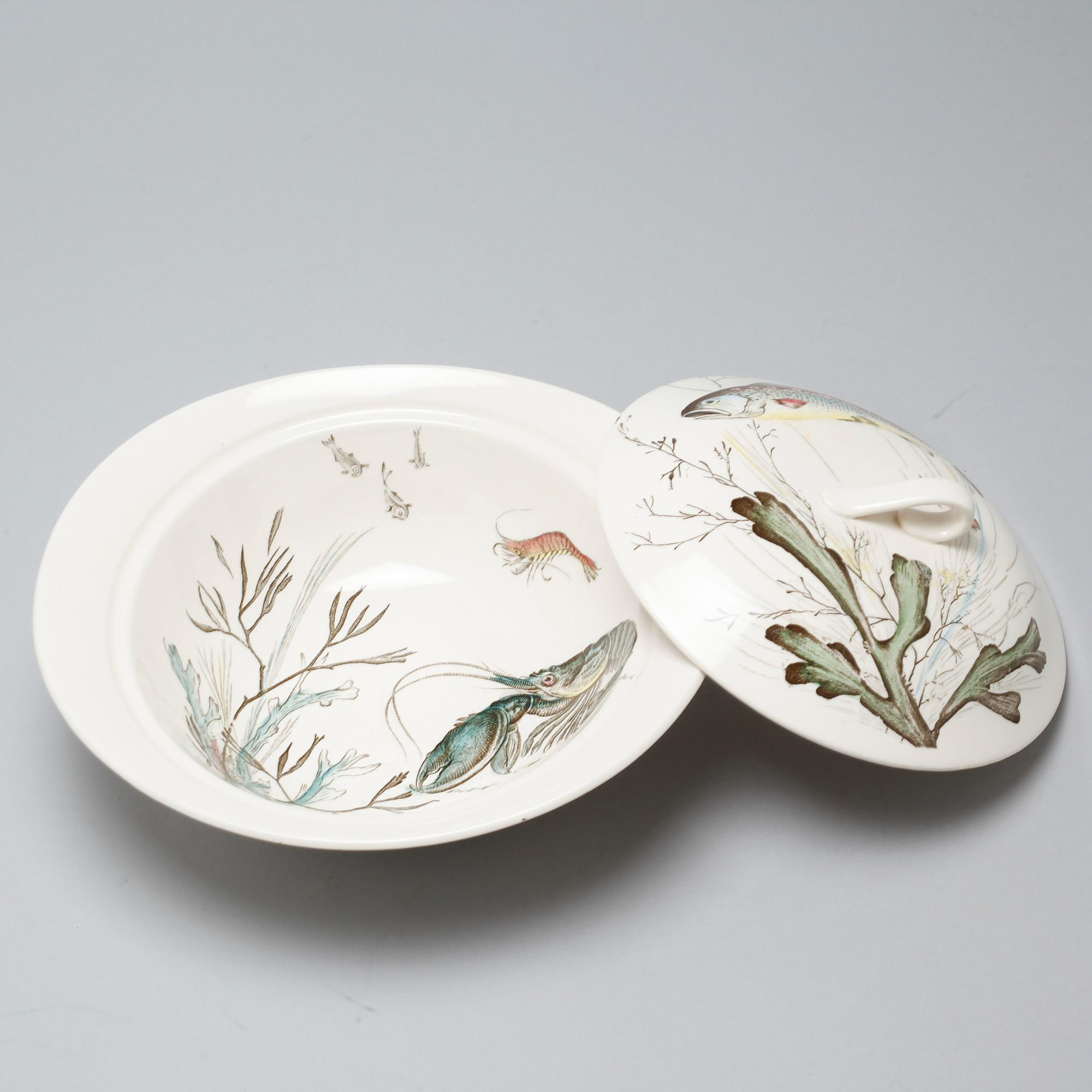 17 pieces of eartheware tableware from Johnson Bros, England, second half of the 20th century.