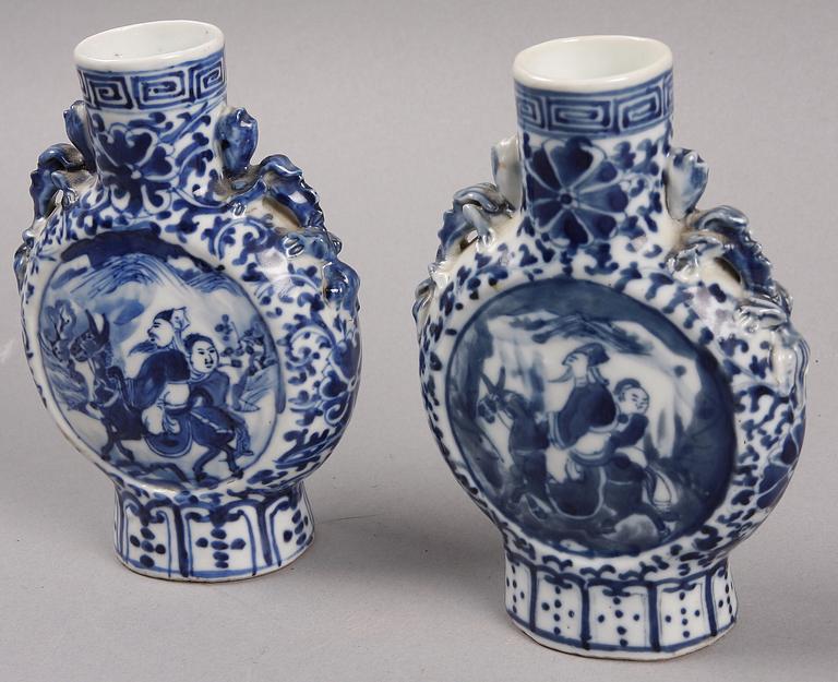 PILGRIMSFLASKOR, ett par, porslin, Kina. 1800-tal.