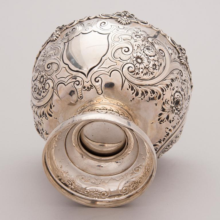 A BOWL, silver, Sheffield 1904.