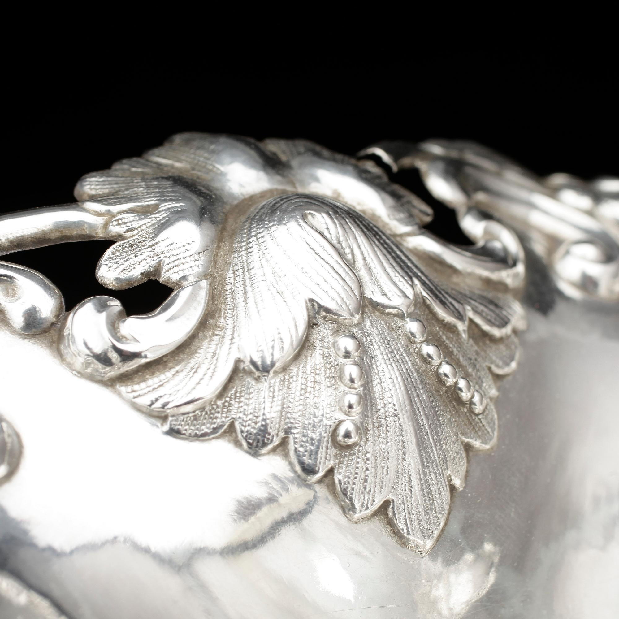 KAKFAT på FOT, silver, Otto Wilhelm Kjellberg, Västerås 1880. Vikt ca 217 gram.