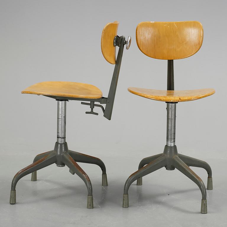 SKRIVBORDSTOLAR, 2 st, industrimodell, Lindqvist verkstads AB,  1900-talets mitt.