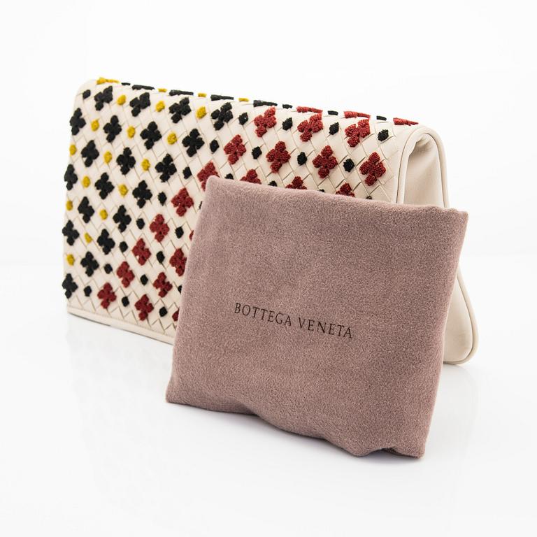 Bottega Veneta, a clutch.