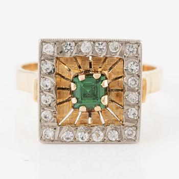 Ring, 18K gold with white stones and green centre stone.